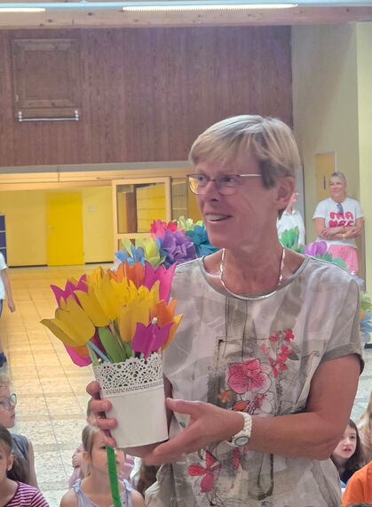 Jahrgang zwei überreicht selbstgebastelte Blumen Frau Rehfeld