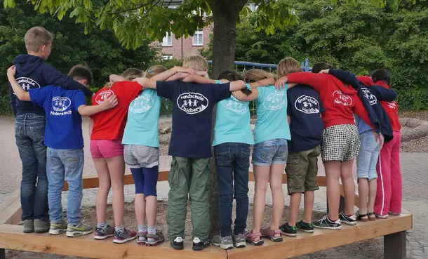 Kinder in einer Gruppe stehend