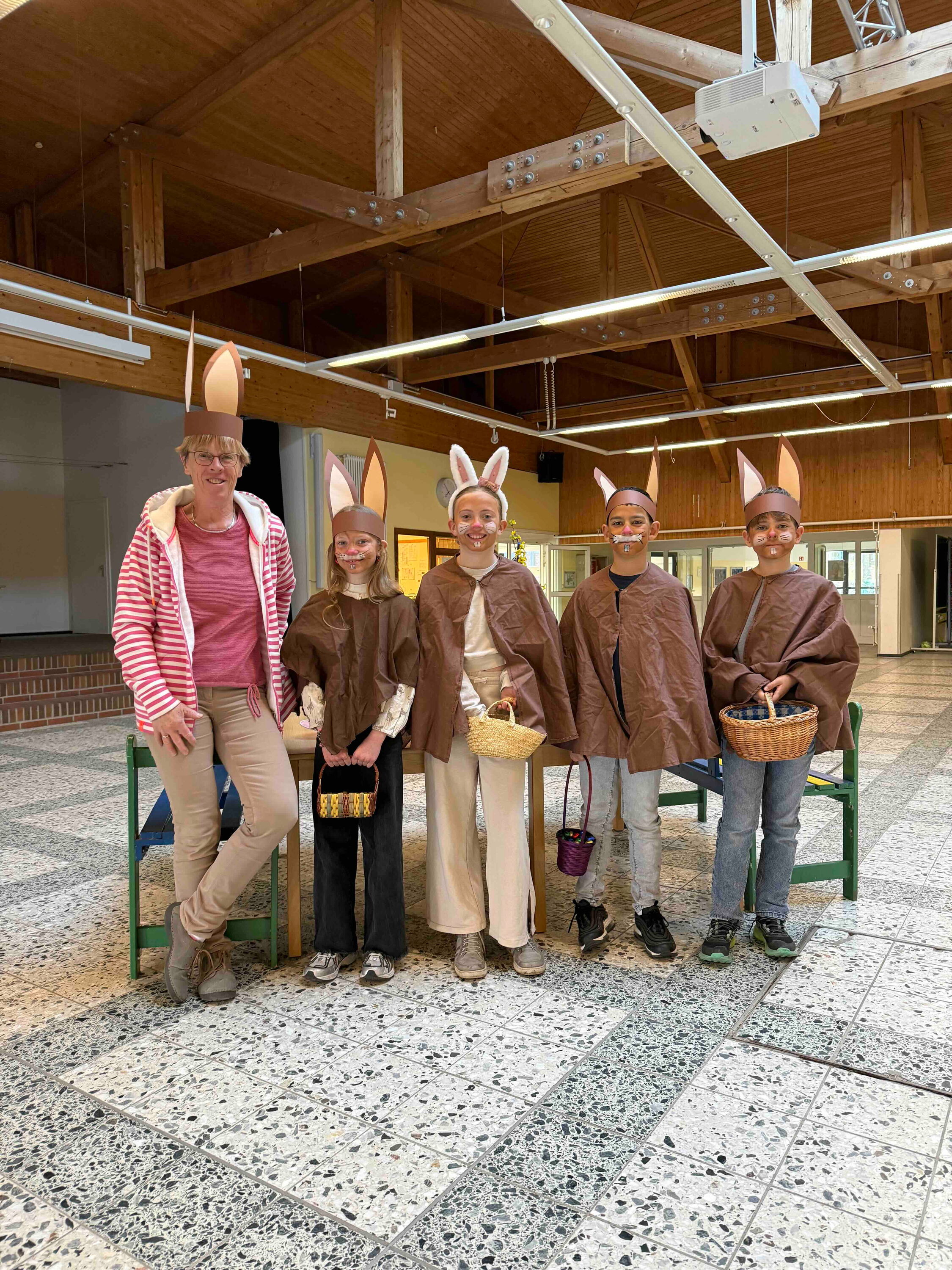 Kinder der OGGS Heidberg als Osterhasen verkleidet